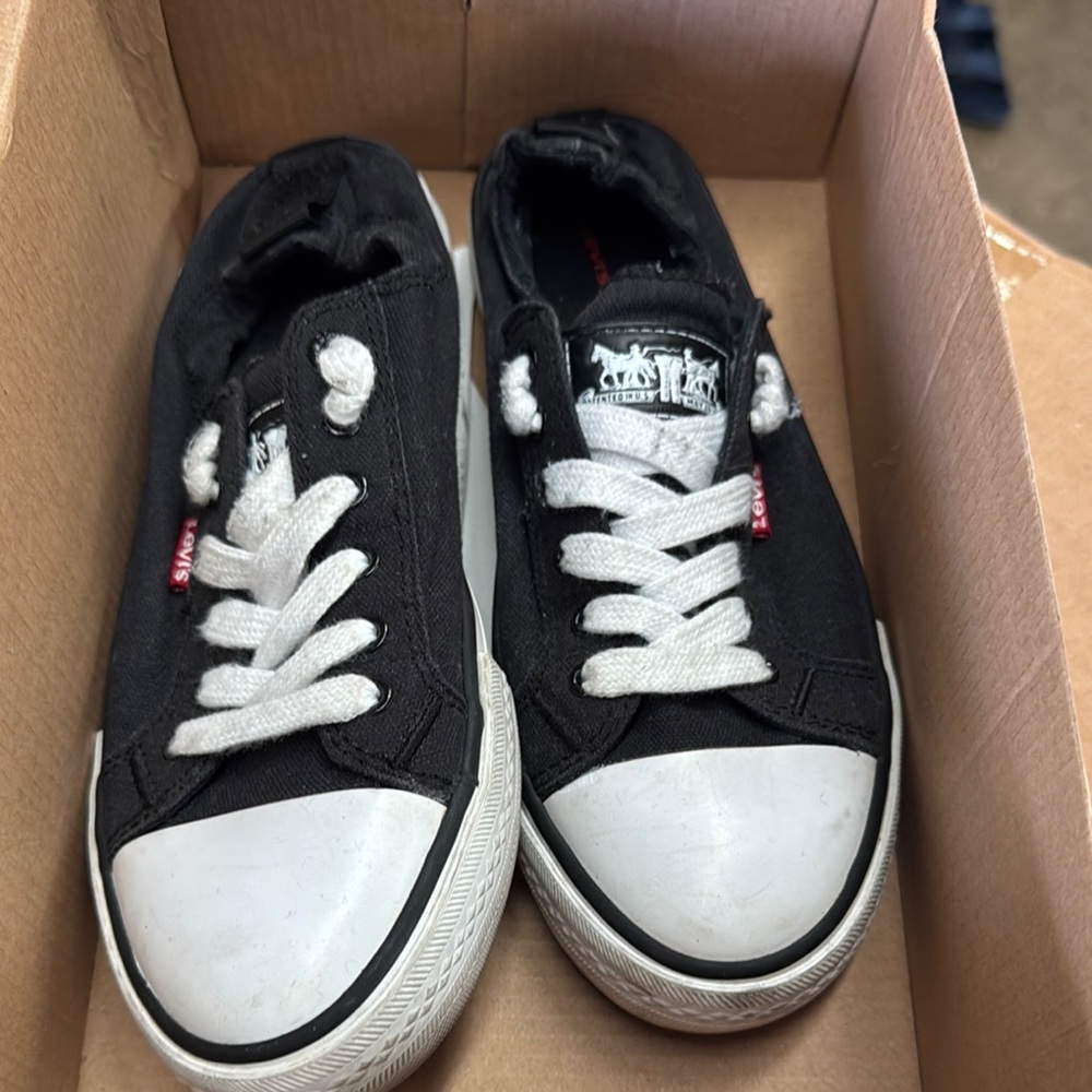 Levi's Black and White Sneakers Classic Low-Top Design